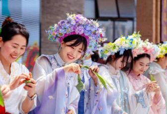 当非遗在直播间蹦迪：这届年轻人为何迷上老祖宗的手艺？